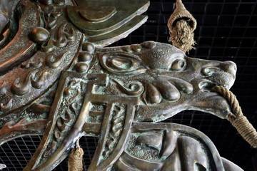 猪铜雕与钢雕 传统与现代的交融